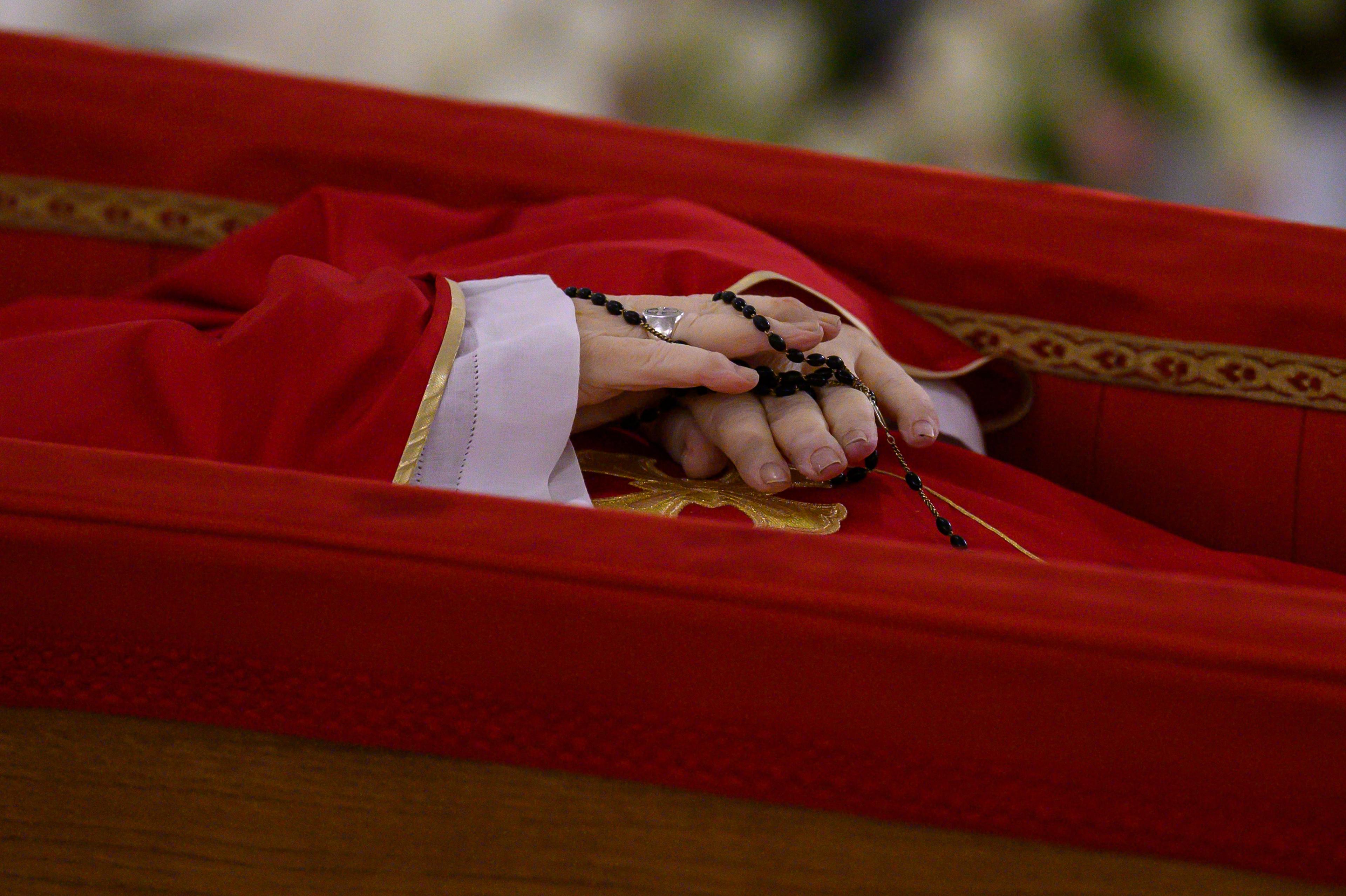 APTOPIX_Vatican_Pope_Francis_Obit_81011.jpg
