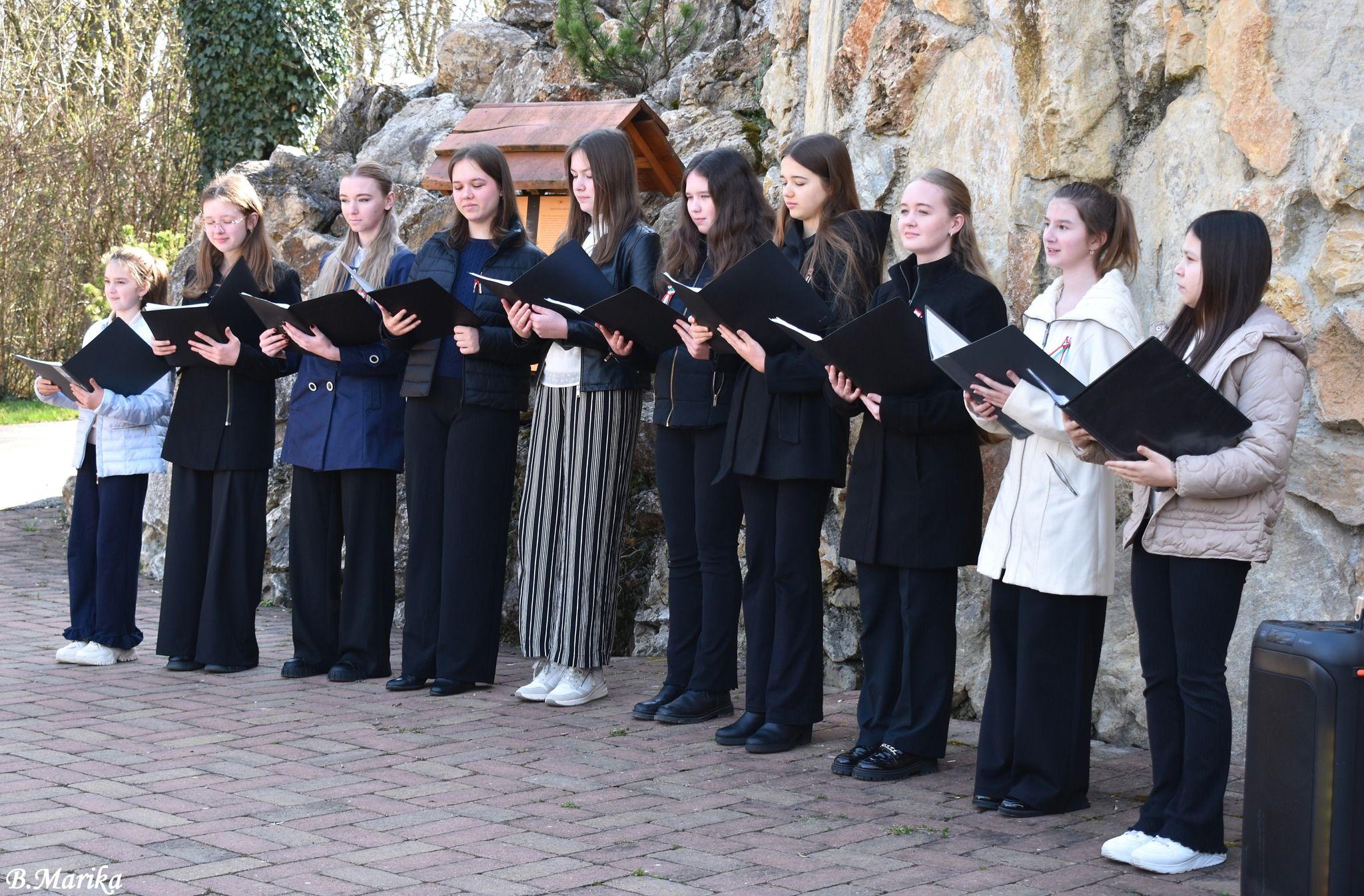 Alsóbodoki Nefelejcs Népdalcsoport előadása.jpg