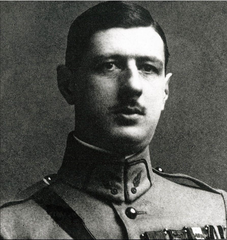 Charles_de_Gaulle_vers_1922-1924.jpg