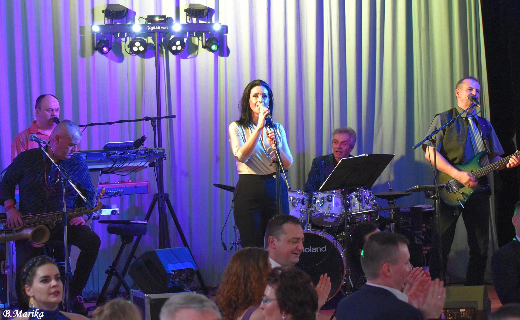 Színpadon a Synron-band.jpg