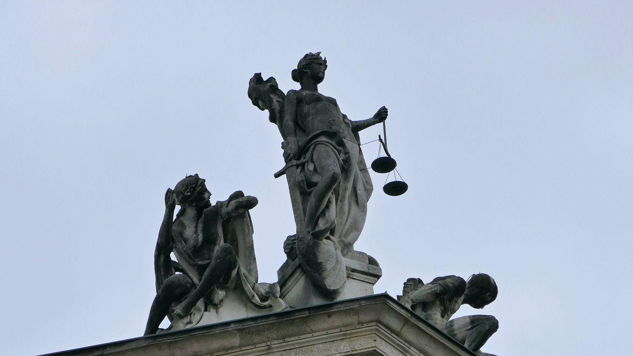 justice-2674638_1280.jpg
