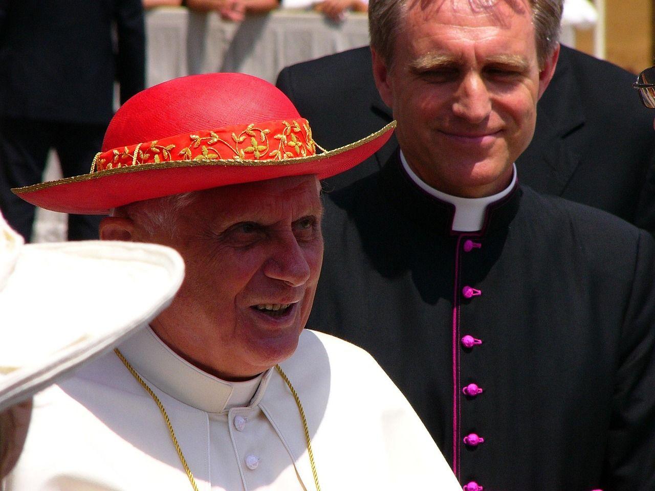 pope-benedict-1036042_1280.jpg