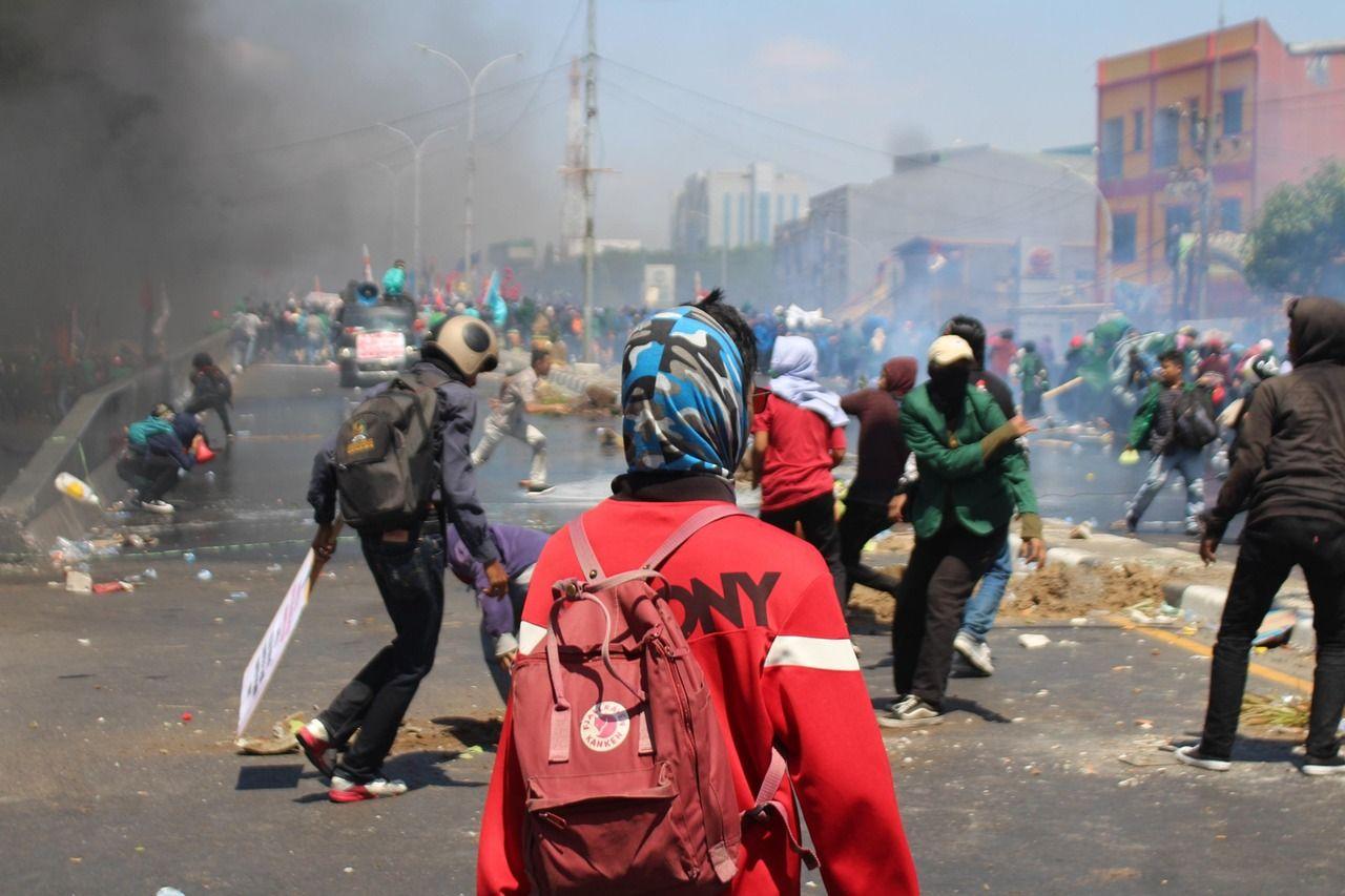 riot-5141888_1280.jpg