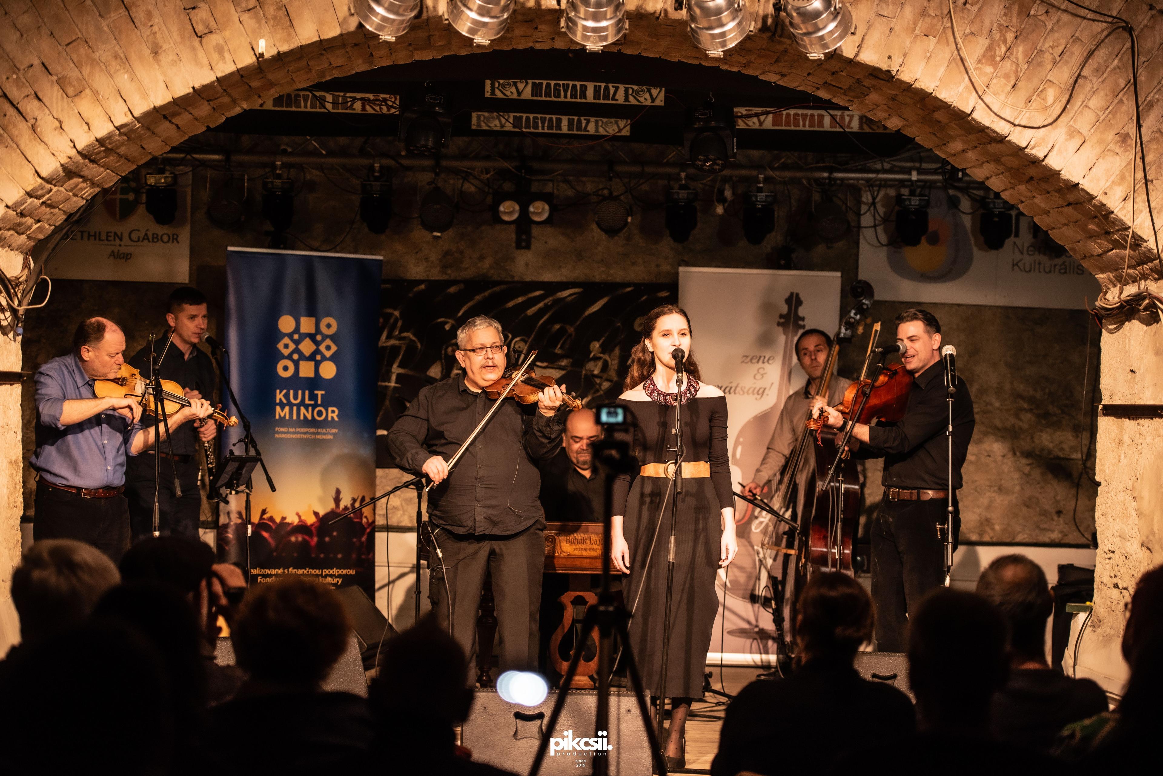 A jubiláló Varjos zenekar. Fotó pikcsii production.jpg