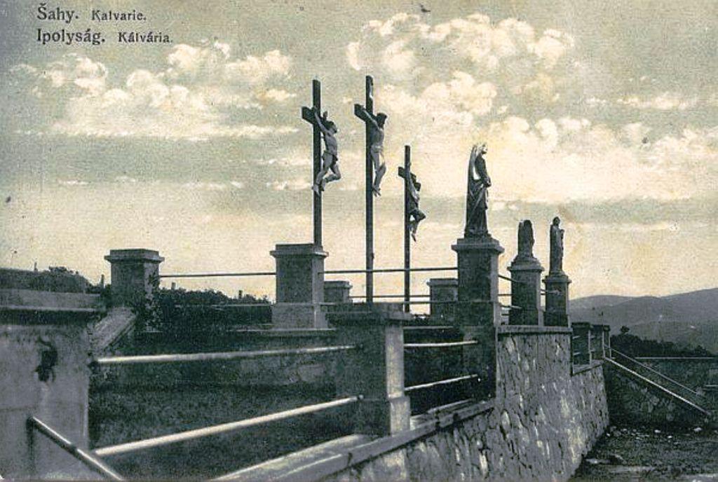 Az ipolysági kálvárai egyrégi-képeslapon a két világháború közt. Fotó CsákyKároly.jpg