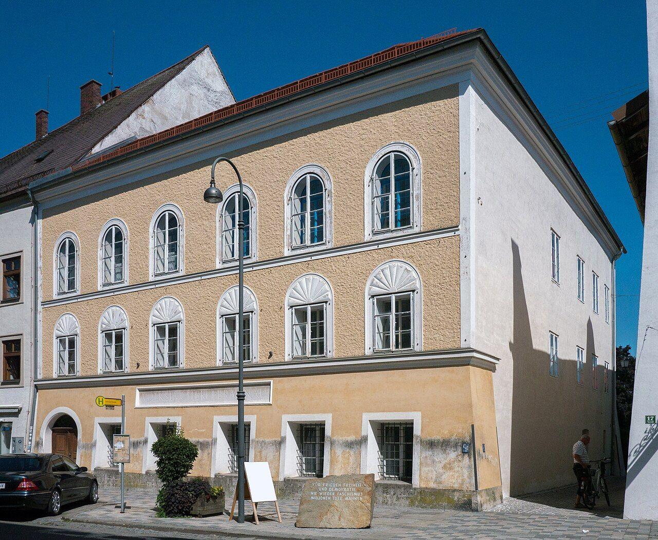 Braunau_Hitlerhaus_wikipedia.jpg