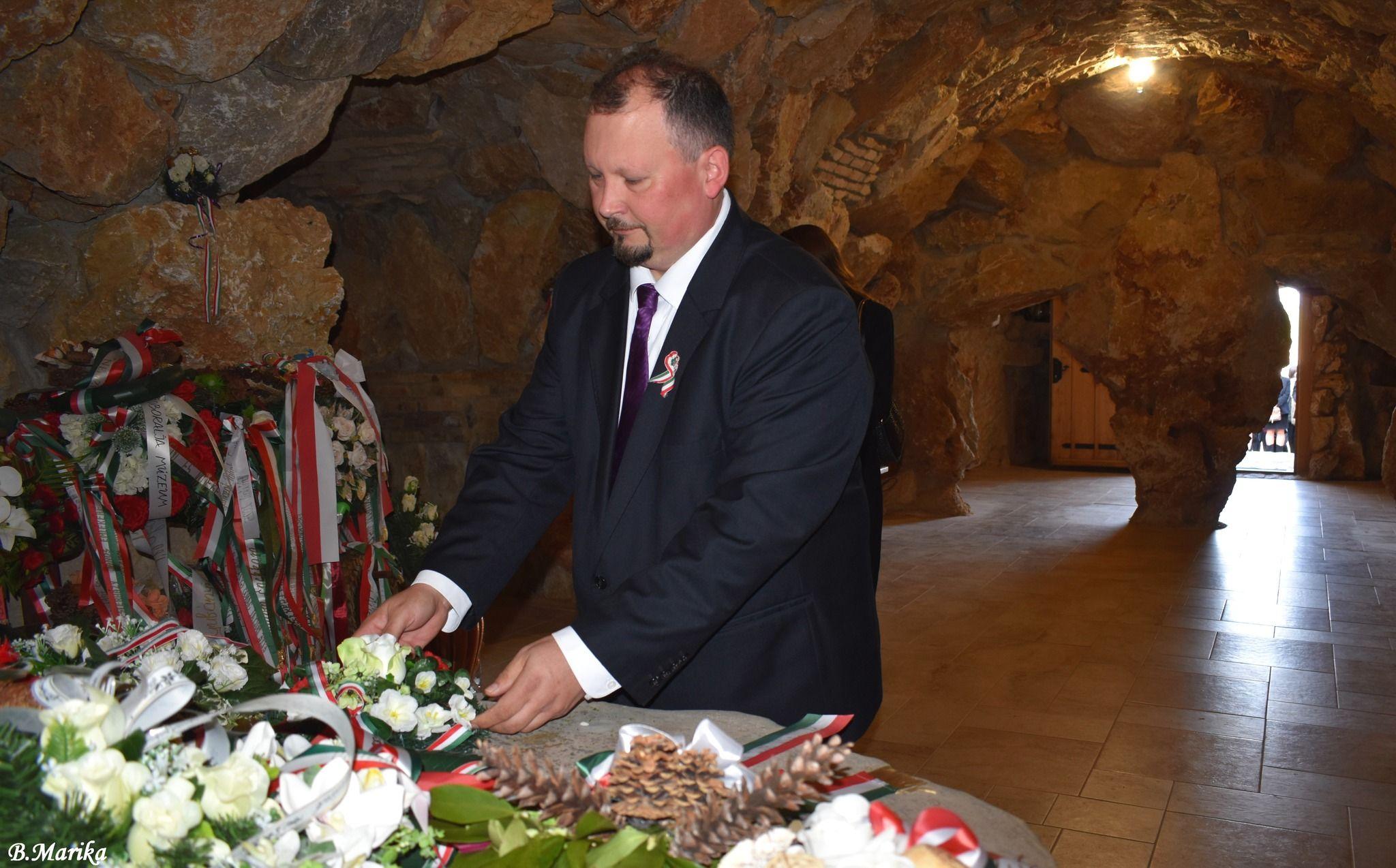 Csekei Tamás elnök a Csemadok Nyitrai Területi Választmánya nevében elhelyezi a megemlékezés koszorúját.jpg