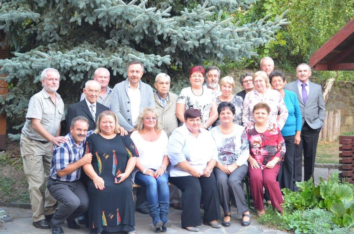 Egykori tanítványai körében - balról a második az állók sorában.jpg
