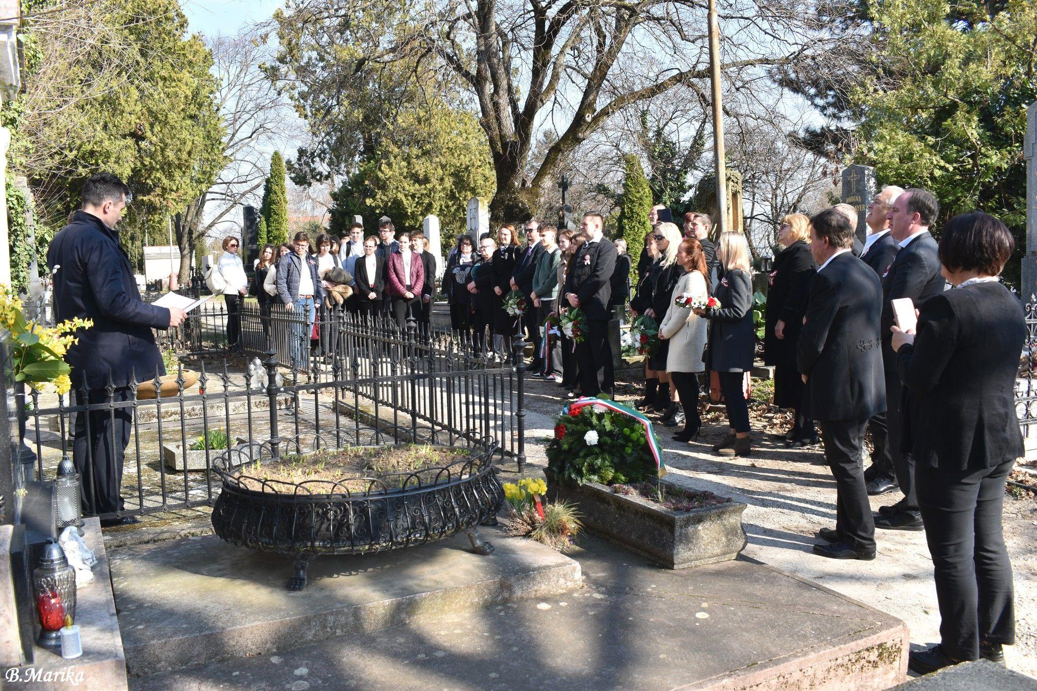 Megemlékezés Erdősi Imre honvédpap sírjánál Nyitrán.jpg