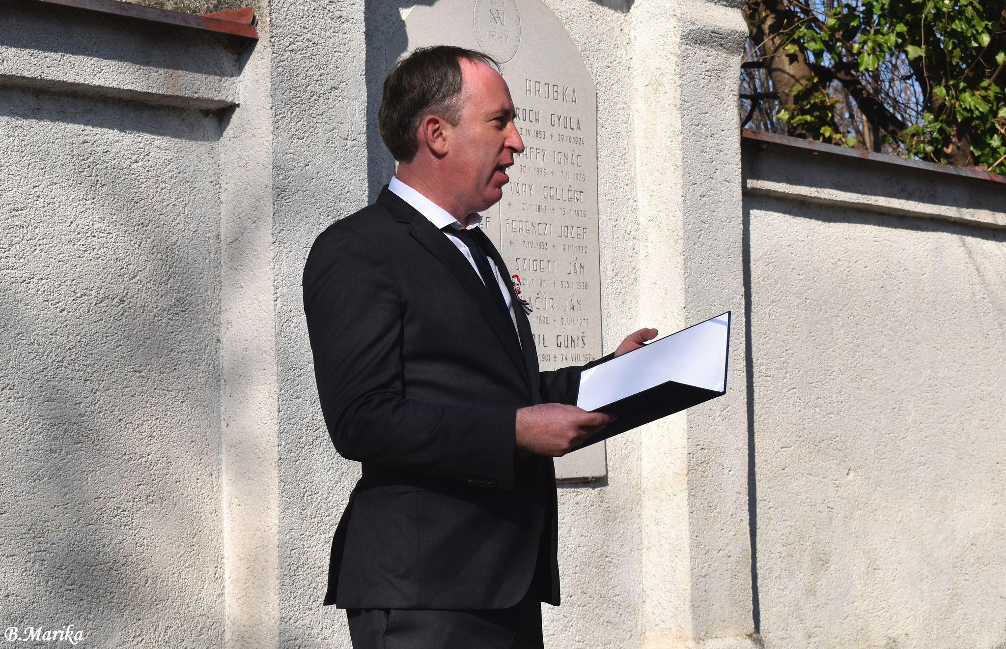 Ünnepi beszédet mond Dr. Nagy Márton, Magyarország Pozsonyi Nagykövetségének Beosztott Diplomatája..jpg